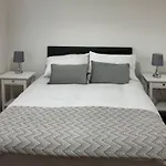 Apt Sleeps5-Parkg-Netflix-Near City Centre Etihad